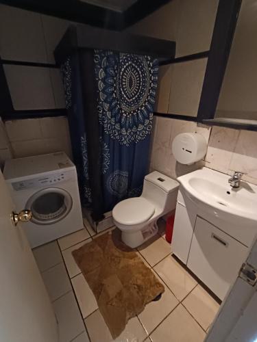 a small bathroom with a toilet and a sink at Habitación doble- cama dos plazas in Los Ángeles