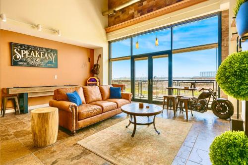 Posezení v ubytování Mario Room Waterfront Downtown View Cedar Point!