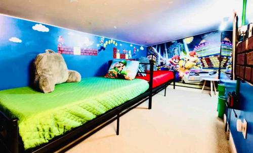 Postel nebo postele na pokoji v ubytování Mario Room Waterfront Downtown View Cedar Point!