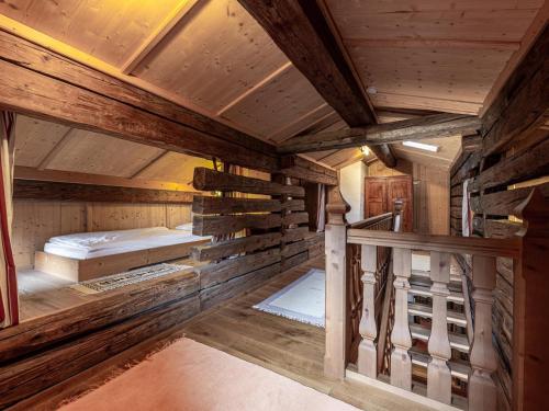 Una vista interior de una cabaña con dos camas. en Dorf30, en Going