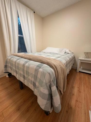 Ένα ή περισσότερα κρεβάτια σε δωμάτιο στο SEA Airport Coastal Apartments, located just 15 min from SeaTac Airport and 5 min from Des Moines Marina