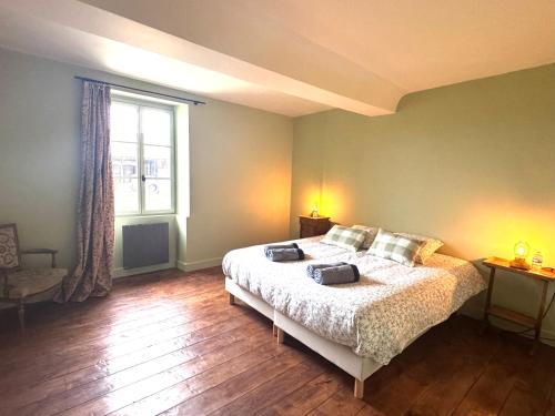 Ένα ή περισσότερα κρεβάτια σε δωμάτιο στο La Ferme du Château de Grisy - Piscine - Calme - Jeux