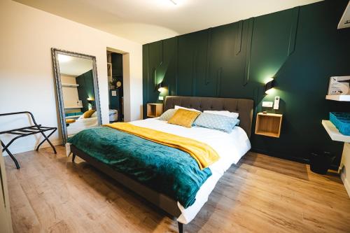 Ένα ή περισσότερα κρεβάτια σε δωμάτιο στο Stylish and cozy house 3 rooms 3 bathrooms and sauna