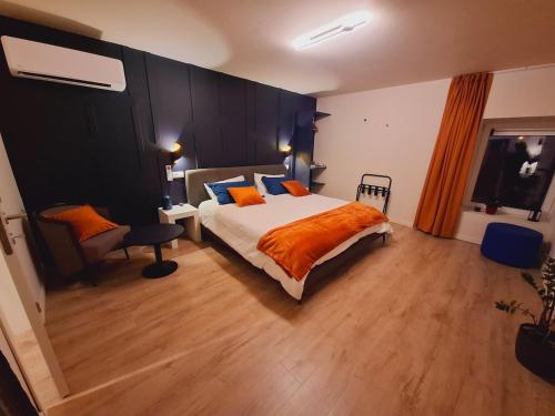 Ένα ή περισσότερα κρεβάτια σε δωμάτιο στο Stylish and cozy house 3 rooms 3 bathrooms and sauna