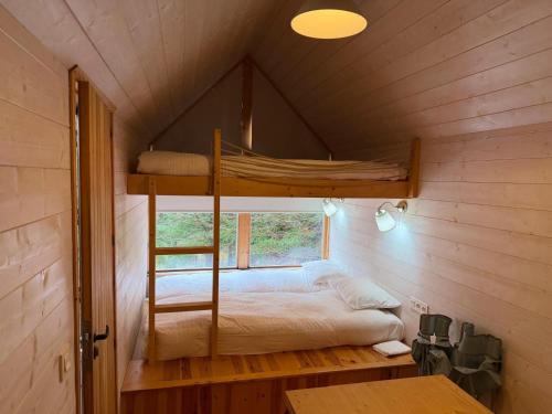 Postel nebo postele na pokoji v ubytování Cabanas do Alto da Coutada