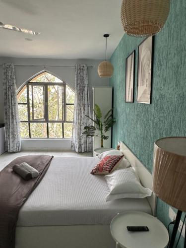 Un dormitorio con una cama grande y una ventana. en Private Studio Apartments by Abhibha Stays in Central Koregaon Park, en Pune