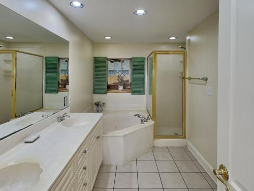 Et badeværelse på Sandpiper Condos by Tybee Vacation Rentals