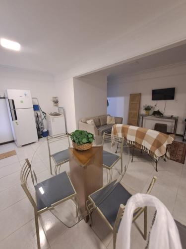 a living room with a table and chairs at Brusque Comfort Studios in Brusque