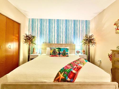 Кровать или кровати в номере Festive Grinchmas Getaway Downtown At The Loft!