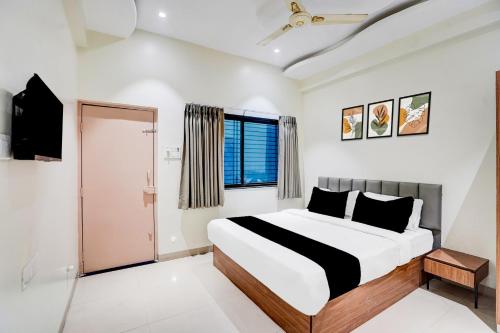 Ένα ή περισσότερα κρεβάτια σε δωμάτιο στο Hotel O Sai Palace