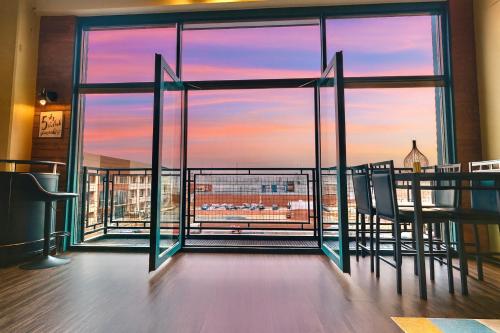 En balkon eller terrasse på Downtown Sleeps 8 By Cedar Point & Sports Force!