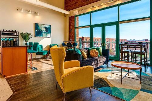 Et opholdsområde på Downtown Sleeps 8 By Cedar Point & Sports Force!