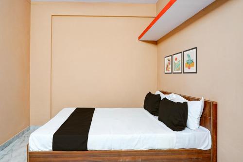 Ένα ή περισσότερα κρεβάτια σε δωμάτιο στο Hotel O Bidadi Railway Junction Bangalore Formerly Ejalla