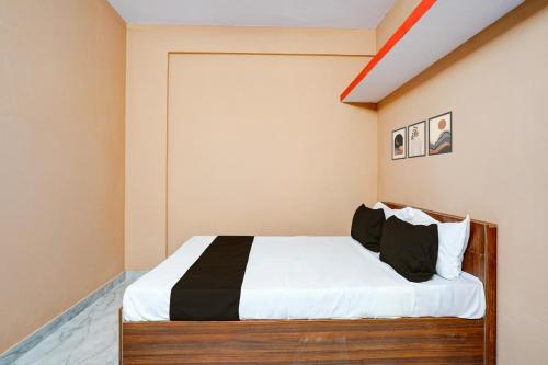 Ένα ή περισσότερα κρεβάτια σε δωμάτιο στο Hotel O Bidadi Railway Junction Bangalore Formerly Ejalla