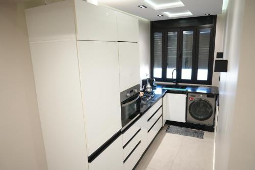 Kuchyň nebo kuchyňský kout v ubytování Cozy Apartment with Underground Parking Included