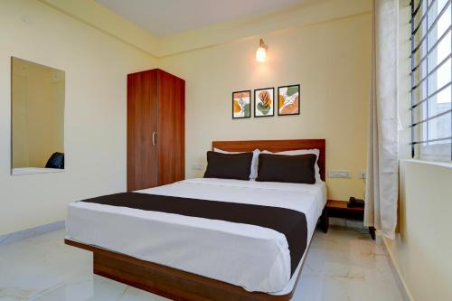 MuthugadahalliにあるHotel O Airport Nestの部屋の中に大きなベッドがある寝室