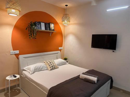 Habitación pequeña con cama y TV de pantalla plana. en Private Studio Apartments by Abhibha Stays in Central Koregaon Park, en Pune