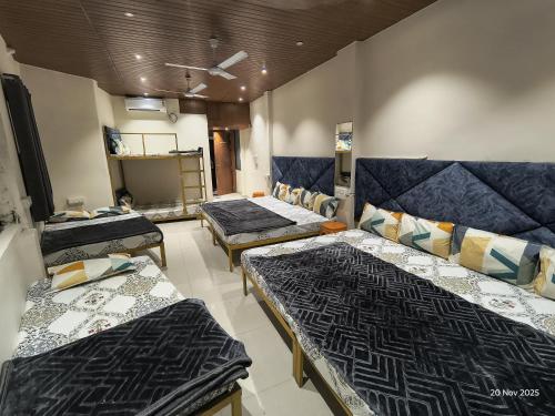 Letto o letti in una camera di HOTEL DEV BHOOMI -Ujjain