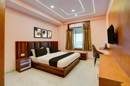 Μια τηλεόραση ή/και κέντρο ψυχαγωγίας στο Townhouse Oak Panki Panchmukhi Hanuman Temple Formerly Hotel Rudra