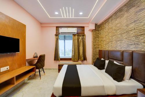 Μια τηλεόραση ή/και κέντρο ψυχαγωγίας στο Townhouse Oak Panki Panchmukhi Hanuman Temple Formerly Hotel Rudra