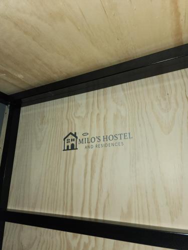 Et logo, certifikat, skilt eller en pris der bliver vist frem på Milos Hostel