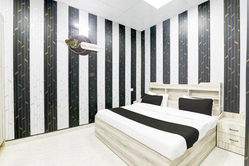 Ένα ή περισσότερα κρεβάτια σε δωμάτιο στο Hotel O Mansa Lawn & Banquets