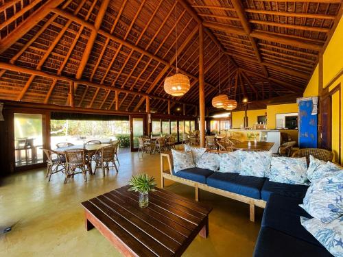 a living room with a blue couch and a table at Casa no Condomínio Aguas d'Ajuda in Porto Seguro