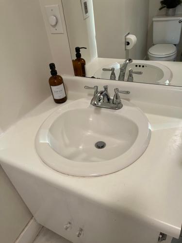 Et badeværelse på Modern Studio Retreat Minutes from Downtown Burlington