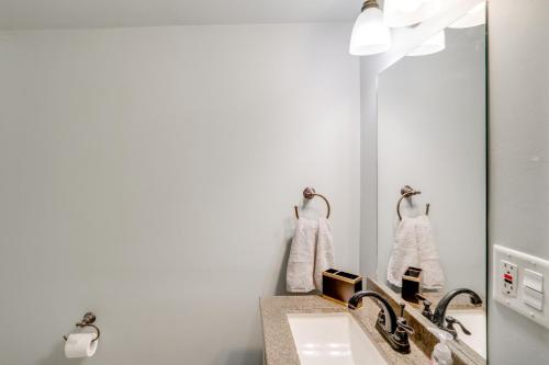 Fotografie z fotogalerie ubytování 5 Mi to Mt Snow Secluded Family Home with Game Area v destinaci West Dover