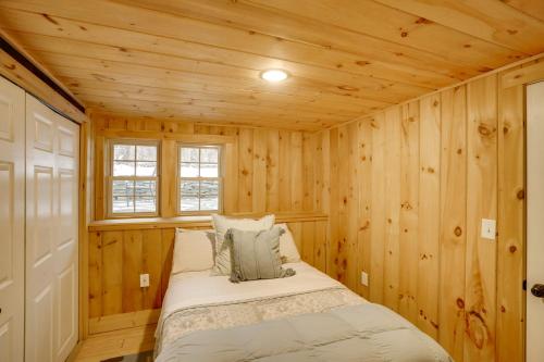 Postel nebo postele na pokoji v ubytování 5 Mi to Mt Snow Secluded Family Home with Game Area