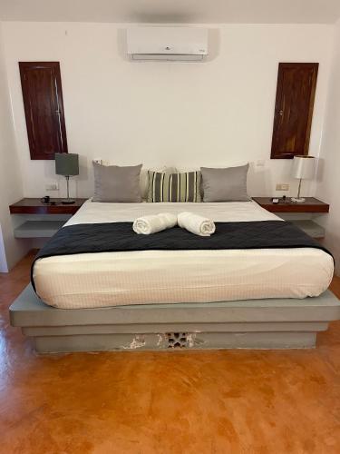 una camera da letto con un letto con due asciugamani sopra di Villa Louana a Las Terrenas