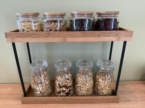 een plank vol potten met noten en zaden bij Fundy Footprints in Saint Martins