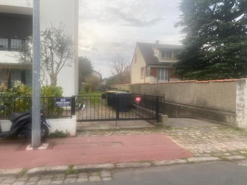 Το κτήριο όπου στεγάζεται  το διαμέρισμα