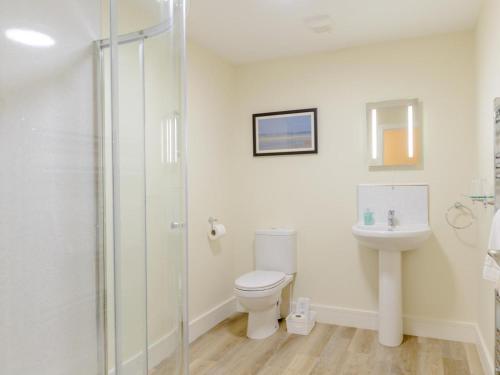 2 Bed in Alnwick oc-80488 في نيوتون باي ذا سي: حمام مع مرحاض ومغسلة ودش