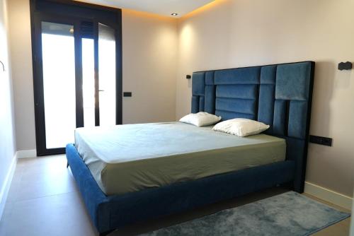 Postel nebo postele na pokoji v ubytování Cozy Apartment with Underground Parking Included