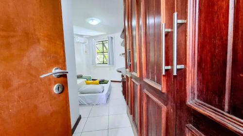 einen Flur mit Tür und Wohnzimmer in der Unterkunft Cosme Velho: Luxo e Piscina para 8 Pessoas in Rio de Janeiro