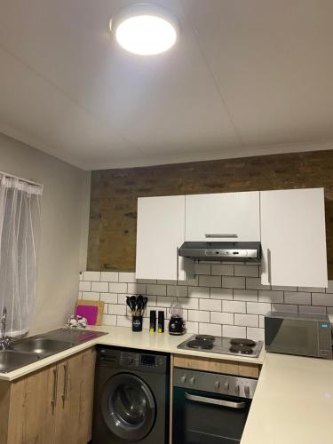 Η κουζίνα ή μικρή κουζίνα στο Unmatched Stays