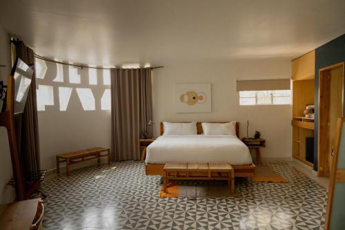 ein Schlafzimmer mit einem großen Bett in einem Zimmer in der Unterkunft Casa Nuevo Leon in Mexiko-Stadt