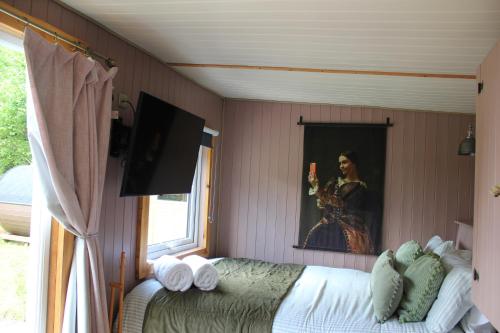 TV a/nebo společenská místnost v ubytování The Hideaway at Hidden Wood Glamping