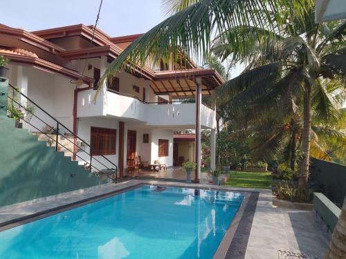 Villa Lanka Rose في Maggona West: فيلا بمسبح امام بيت