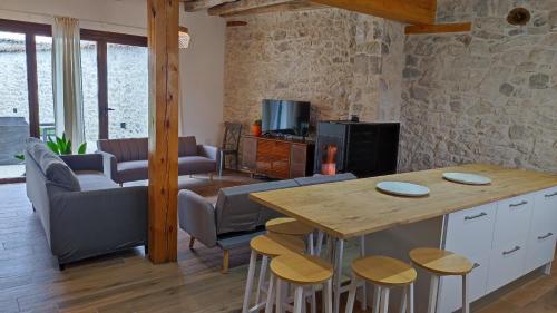 una cucina e un soggiorno con tavolo e sedie di La Cantizada a Viloria