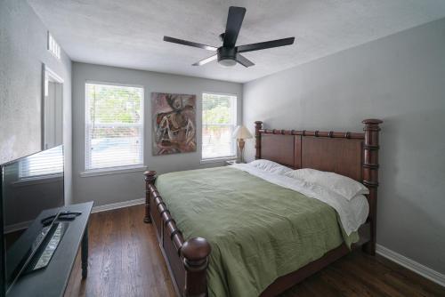 En eller flere senge i et værelse på Private Jacksonville Getaway Near San Marco Square