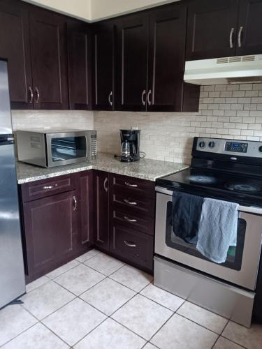 Køkken eller tekøkken på House near Toronto Pearson Airport