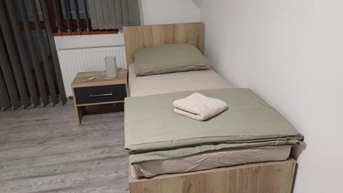 Ένα ή περισσότερα κρεβάτια σε δωμάτιο στο Ubytovanie pri lipe