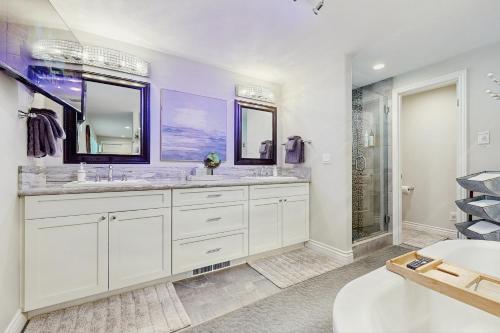 Phòng tắm tại Surreal Feel Lakeview #B (Upstairs)