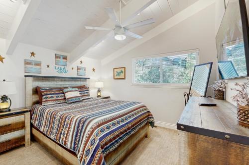 Giường trong phòng chung tại Surreal Feel Lakeview #B (Upstairs)