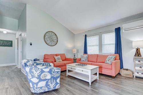 un soggiorno con due divani e un tavolo di The Showboat a Crystal Beach