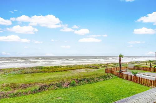 una vista dell'oceano dal balcone di una casa di SharkyFin's II a Gilchrist