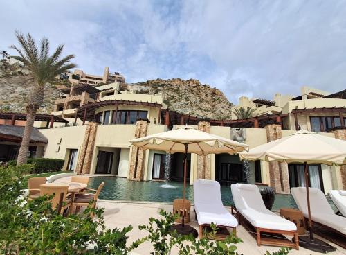 Exquisite escape villas في كابو سان لوكاس: فيلا مع مسبح وكراسي ومظلات