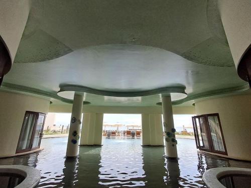 Exquisite escape villas في كابو سان لوكاس: منظر لمبنى مع وجود الماء على الأرض